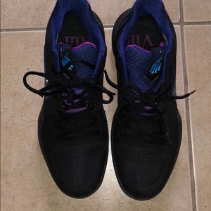 Men’s Gently Used Kyries VIII Basketball Sneakers